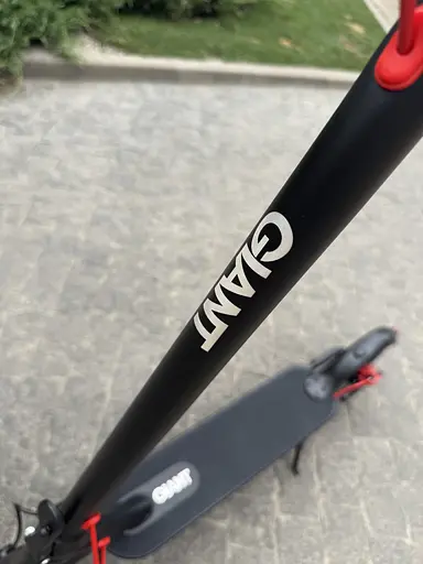 Электросамокат GIANT M365 PRO 500W 10.4Ah складной, перфорированные колеса, защищенные от проколов, черный (2025) - фото 6