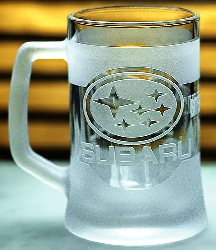 Пивний кухоль Subaru Субару 660 мл з гравіюванням Подарунок автолюбителю  Келих з логотипом авто та легендарний слоган - фото 1