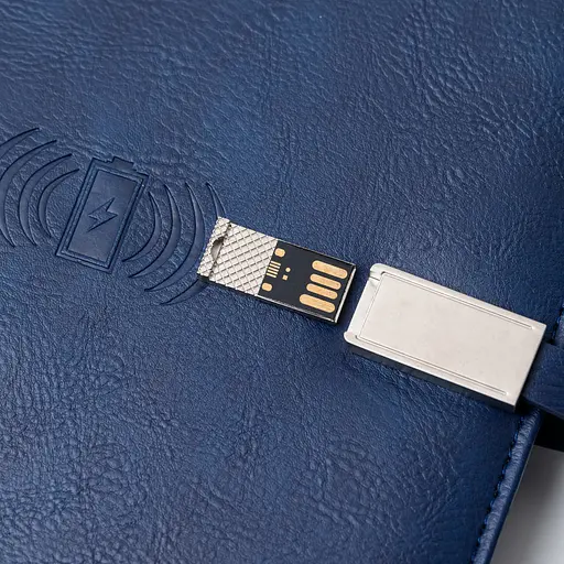 Шкіряний синій бізнес щоденник-органайзер з бездротовою зарядкою з вбудованим Powerbank і флешкою з ручкою в коробці із якісного картону - фото 3