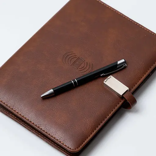 Шкіряний коричневий бізнес щоденник-органайзер з бездротовою зарядкою з вбудованим Powerbank і флешкою з ручкою в коробці із якісного картону - фото 2