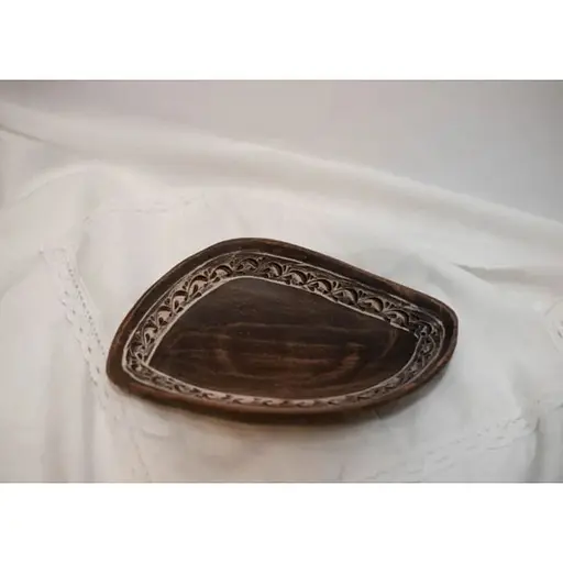 Блюдо овальное керамическое (глиняное) с орнаментом.