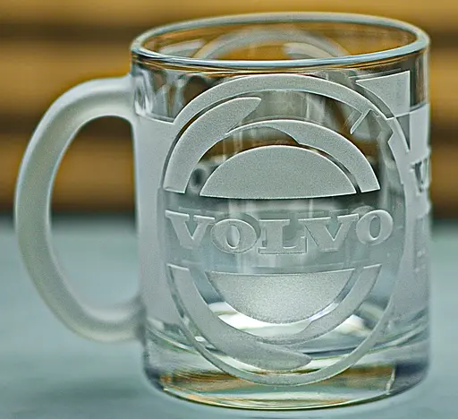 Скляна чашка Volvo 320мл з гравіюваннямж Подарунок автолюбителю кружка для чаю та кави з лого авто Вольво та легендарний слоган - фото 1