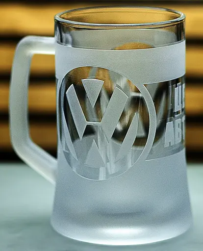 Пивний кухоль Volkswagen Фольксваген 660 мл з гравіюванням Подарунок автолюбителю  Келих з логотипом авто та легендарний слоган - фото 3