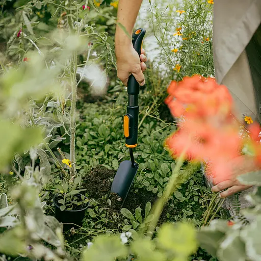 Совок для цветов Fiskars OneClick 7.3 см + ручка 29 см (1080722) - фото 2