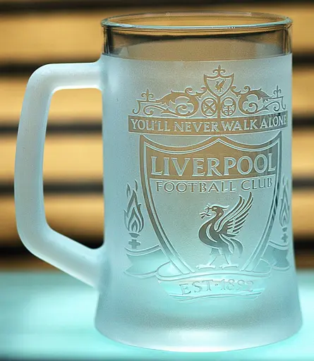 Пивний келих 660 мл Liverpool з гравіюванням подарунок для фаната ФК Ліверпуль футбольний кухоль - фото 2
