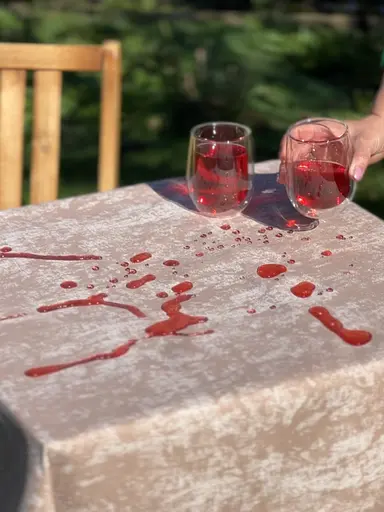 Водовідштовхувальна скатертина Мармур бежевий 140х140 см (+ 2 серветки 30х40 см) - фото 4