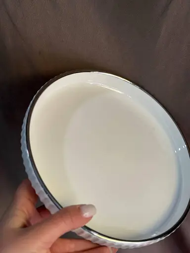 Керамическое блюдо 1570G с рельефом на серебристой подставке 20 см - фото 6