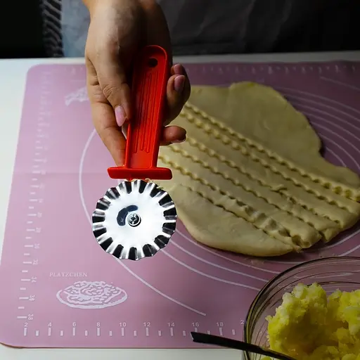 Ніж ролик фігурний зубчастий для тіста та вирізання чебуреків Ø65х185 мм, Kitchette 83367 - фото 4