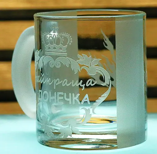 Чашка скляна Донечка з гравіюванням  кружка для доньки подарунок на День народження до свята Іменна чашка - фото 3