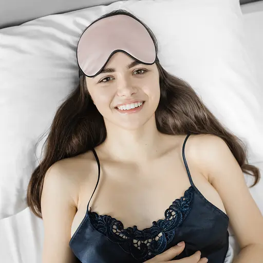 Маска для сна из мерсеризованного хлопка «Чумацький Шлях» с нескользящей резинкой и охлаждающим гелевым вкладышем в Подарочной упаковке Розовый (1144-02) - фото 8