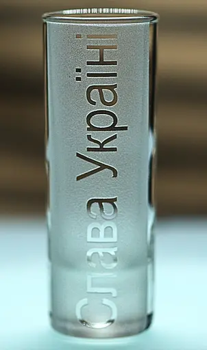 Рюмка 60 мл патриотическая Слава Украине с гравировкой подарок стопка военному патриоту - фото 1