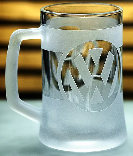 Пивний кухоль Volkswagen Фольксваген 660 мл з гравіюванням Подарунок автолюбителю  Келих з логотипом авто та легендарний слоган - фото 2