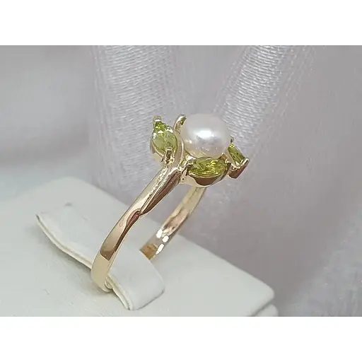 Золотое кольцо с жемчугом и хризолитом. 202269 19 - фото 2