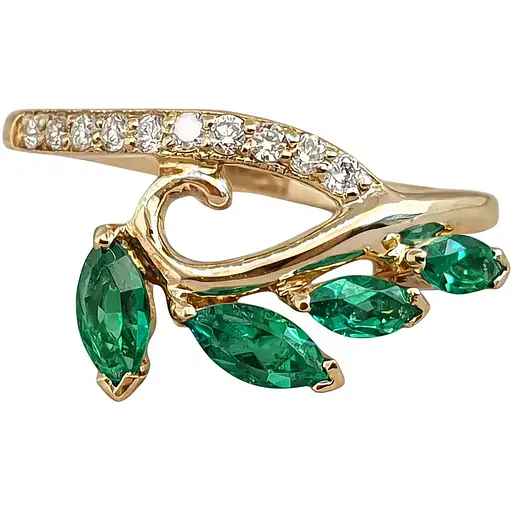 Золотое кольцо с бриллиантами и изумрудом. 202339 18 - фото 1