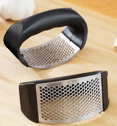 Пресс для чеснока из нержавеющей стали с пластиковой ручкой чесночница, Kitchen Master Черный 84271 - фото 4