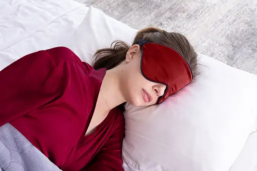 Маска для сна шелк «Чумацький Шлях» 3.1 с антискользящей резинкой в Подарочной упаковке Красная (1163-02) - фото 9