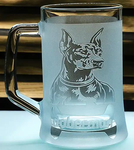 Келих для пива 660 мл з ручкою з гравіюванням Доберман ідеальний подарунок для власника собаки або поціновувача породи - фото 1