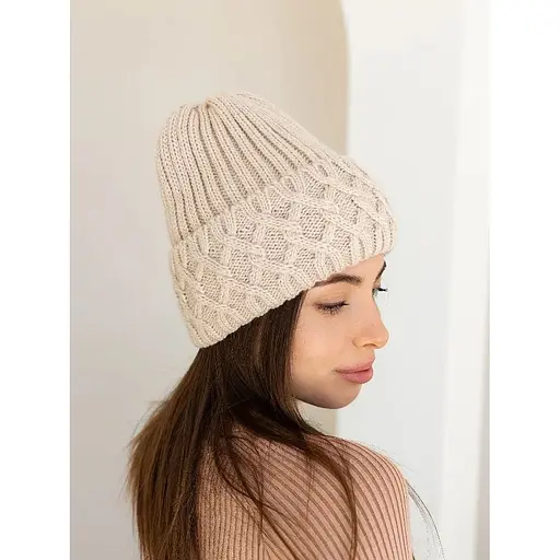 Женская зимняя шапка Виктория из шерсти 20% с узором и флисовой подкладкой Бежевый - фото 1