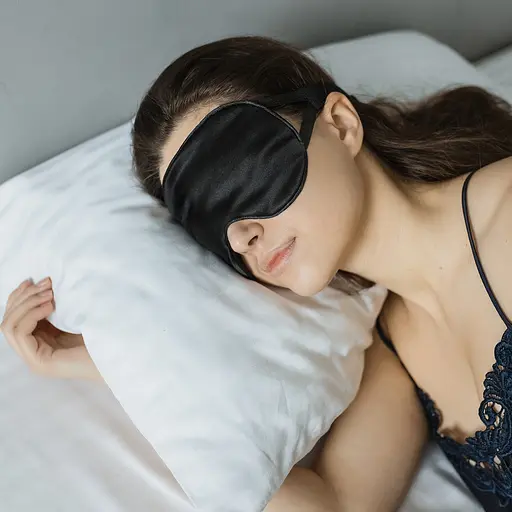 Маска для сну шовк «Чумацький Шлях» з нековзкою резинкою і охолоджуючим гелевим вкладишем в Подарунковій упаковці Чорна (1094-02) - фото 8