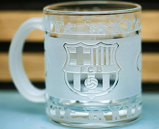 Подарункова скляна чашка для чаю та кави 320 мл з  гравіюванням лого футбольного клубаФК Барселона кругова - фото 1