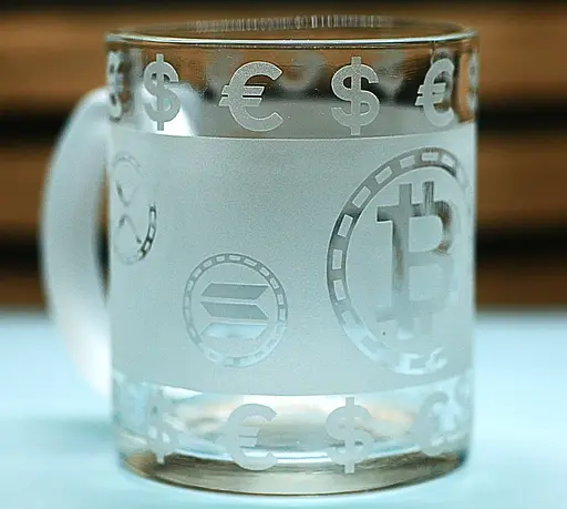 Скляна чашка 320 мл Криптовалюта з гравіюванням подарунок для трейдера інвестора  БІТКОІН ETH DOGE SOL BNB TON - фото 1