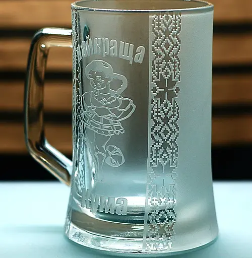 Пивний келих 660 мл Найкраща кума кухоль з гравіюванням  веселий та значущий подарунок для куми  українському стилі - фото 3