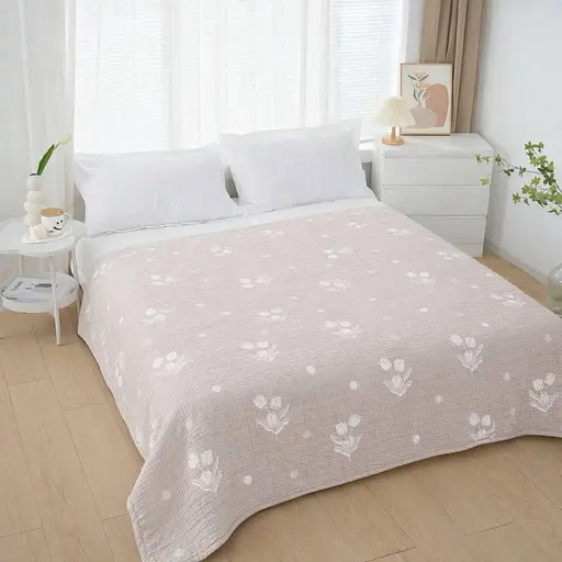 Стеганое покрывало 210x250 см плед для двуспальной кровати декоративное уютное с цветочным принтом светло-бирюзовое с белым узором - фото 1