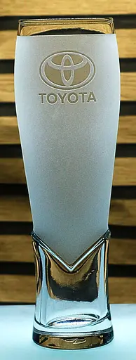 Пивний крафтовий келих 440 мл з гравіюванням Toyota подарунок для автолюбителя  кухоль для пива з логотипом авто - фото 1