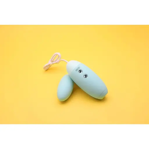 Вакуумный стимулятор с виброяйцем 2-в-1 KisToy Miss VV Cyan - фото 9