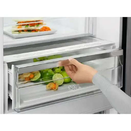 Холодильник Electrolux с нижней морозильной камерой. Холодильная камера 244 л, морозильная камера 94 л, А+, инвертор, внутренний дисплей, черный + стекло. - фото 6