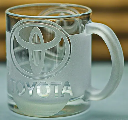 Скляна чашка Toyota Тойота 320 мл з гравіюванням Подарунок автолюбителю кружка для чаю та кави з лого  авто та  легендарний слоган - фото 7