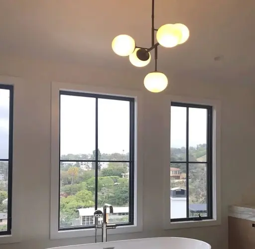 Люстра у каскадному каркасі чорного кольору з білими плафонами Line.F AOC 17/5 BK+WH - фото 4