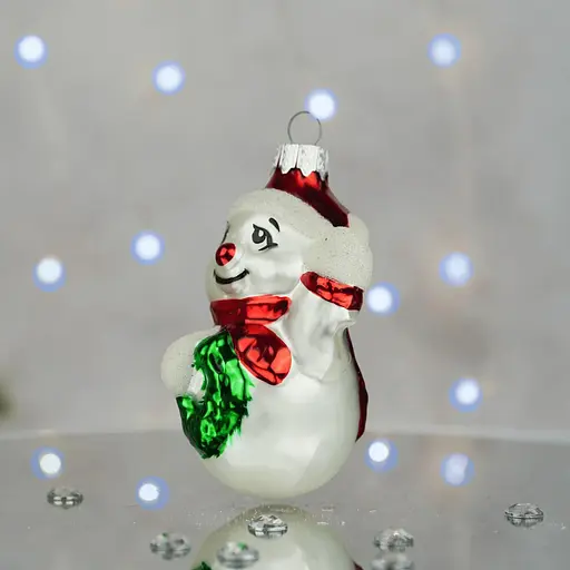 Ялинкова прикраса Санта Шоп Сніговик з вінком червоний скло (4820001180244) - фото 2