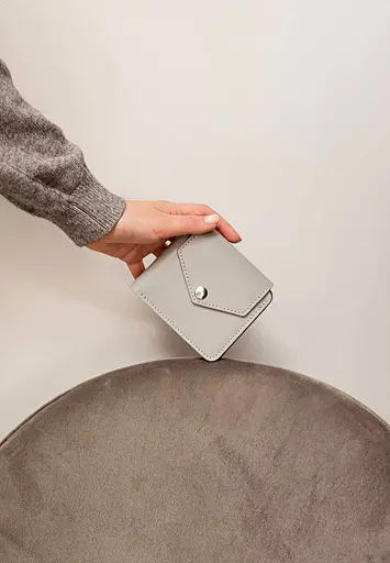 Шкіряне портмоне 4.2 на кнопці сіре - фото 2