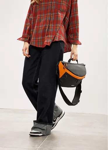 Женская сумка-бананка под ноутбук Sambag Urban Laptop черно-оранжевая 46×26 см (51411129) - фото 4