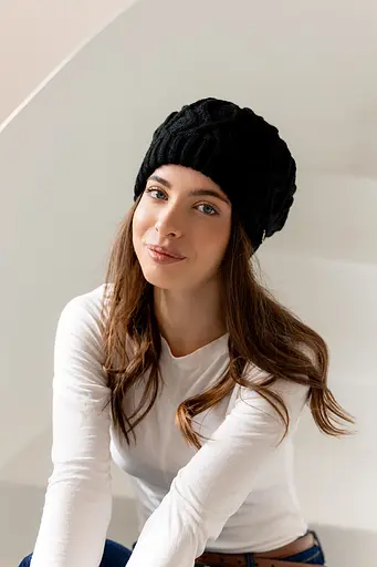 Женский зимний берет Оран из акрила и шерсти 80% с двойной вязкой Черный - фото 2