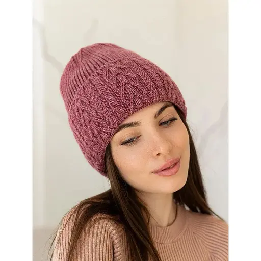 Женская вязаная шапка джулия 20% шерсть с отворотом Темно Розовый - фото 1
