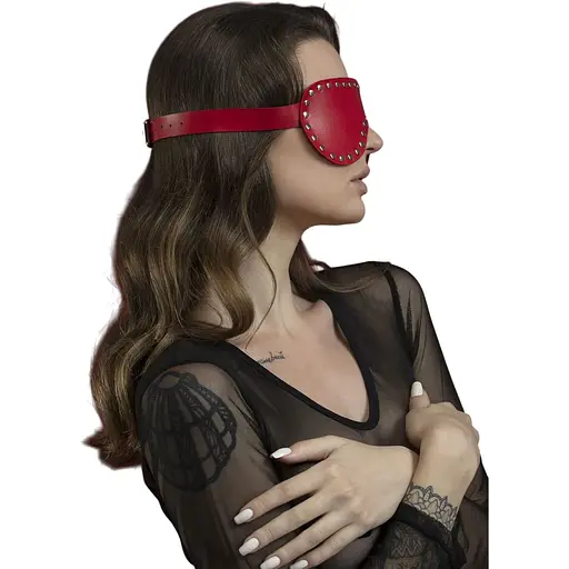 Маска на глаза с заклепками Feral Feelings - Blindfold Mask, натуральная кожа, красная