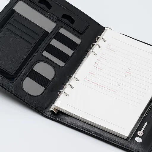 Шкіряний чорний бізнес щоденник-органайзер з бездротовою зарядкою з вбудованим Powerbank і флешкою з ручкою в коробці із якісного картону - фото 6