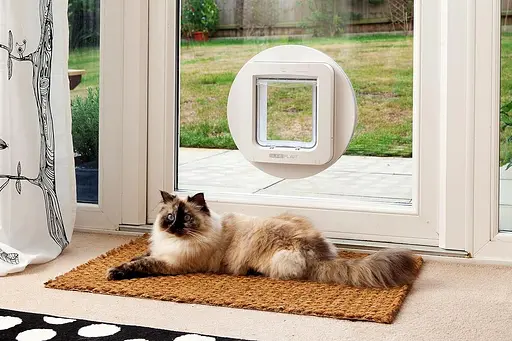 Дверца для кошек и мелких собак Sure Petcare SureFlap с микрочипом и таймером комендантского часа, совместимая с RFID-метками - фото 2