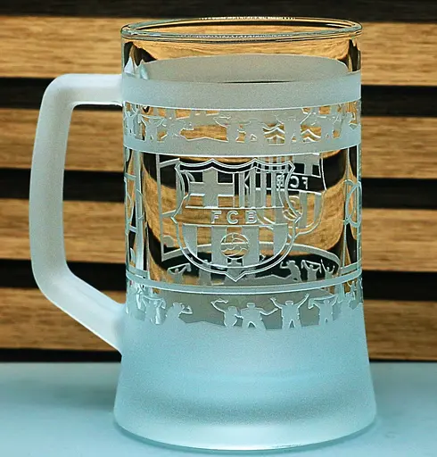 Пивний келих 660 мл Barcelona з гравіюванням подарунок для фаната ФК Барселона футбольний кухоль круговий - фото 1