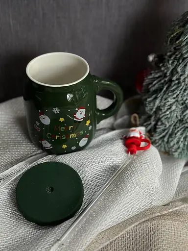 Чашка новогодняя Olens 102-1082 Санта керамика с крышкой и трубочкой 460 мл Зеленая - фото 3