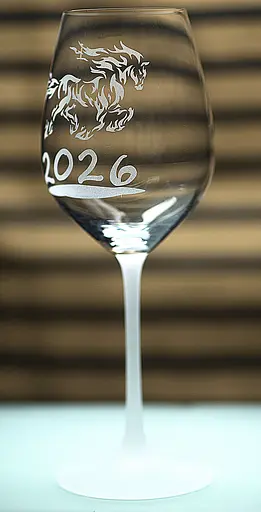 Винный бокал с веселой гравировкой 480 мл новогодний подарок фужер с символом года Конь 2026 - фото 2