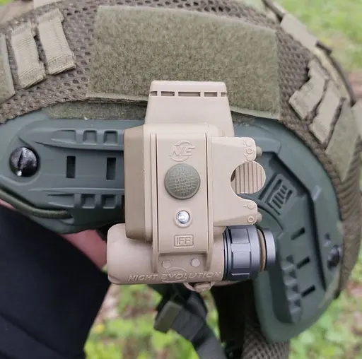 Тактический фонарик на шлем (белый и красный свет) Койот - фото 2