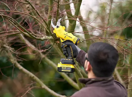 Ножницы садовые - аккумуляторный секатор Stanley FATMAX с АКБ и ЗУ SFMCPP32M1 - фото 4