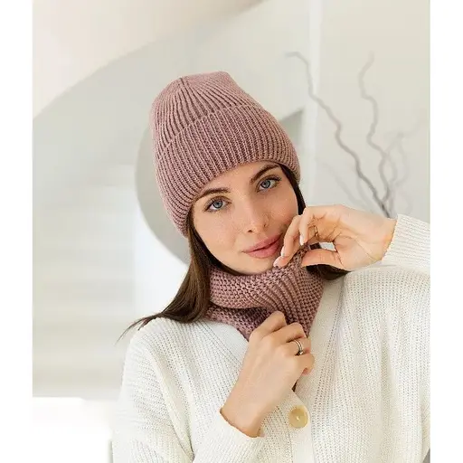 Женская вязаная шапка и снуд набор 2 шерсть 20% с отворотом Розовый - фото 1