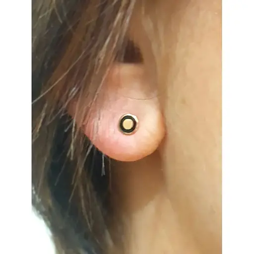 Золотая моносерьга-пуссета Tango с эмалью. 500043Ш Черный - фото 2