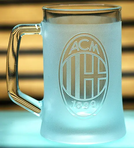 Пивний келих 660 мл ФК Мілан AC Milan з гравіюванням подарунок для фаната   футбольний кухоль - фото 1