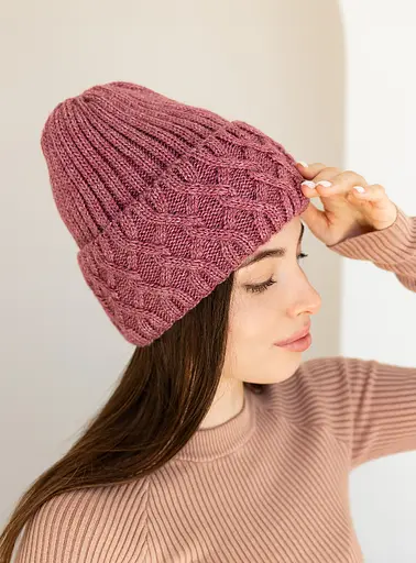 Женская зимняя шапка Виктория из шерсти 20% с узором и флисовой подкладкой темно Розовий - фото 2