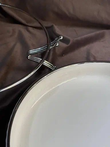 Керамическое блюдо 1574S с рельефом на серебристой подставке 28 см - фото 6